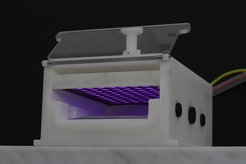 The CAP device used to treat the cancer cells in the laboratory. Due to an electrical discharge a fraction of the air in the device is ionised leading to a reactive mix of electrons, ions, neutral atoms and molecules, reactive species and UV light.