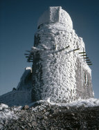 <span class="small">Durch das Zusammenspiel von Wind und feuchter Luft vom Mittelmeer wird die Sternwarte manchmal zu einer bizarren Eisskulptur.<br /><br /> </span>