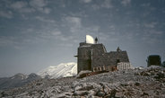 <span class="small">Installation der zweiten Kuppel auf der Skinakas Sternwarte. Die erste Kuppel war von einem Sturm weggeblasen worden.<br /><br /> </span>