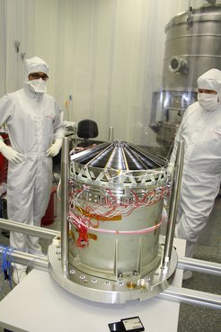 Mirror module with mounted aperture ("baffle"). The baffle itself had to be built with very high precision as well; all baffles were developed and built entirely at MPE. This image also shows the wiring of the heaters that keep the mirror at a constant temperature.