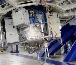 <span class="small">SINFONI im Cassegrain-Brennpunkt des VLT Yepun-Teleskops. SINFONI besteht aus zwei Teilen: dem feldabbildenden Nahinfrarotspektrometer SPIFFI und einem Modul für die Adaptive Optik.</span>
