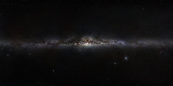 <span class="small"><strong>Abbildung 2:</strong> Dieses 360-Grad-Panorama-Bild von der gesamten südlichen und nördlichen Himmelskugel zeigt die Scheibe der Milchstraße, in der das Licht der Sterne hinter absorbierenden Staubwolken verborgen ist.<br /></span>