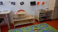 Neben dem Schreibtisch für die Eltern enthält der Raum viele Angebote für Kinder unterschiedlichen Alters.