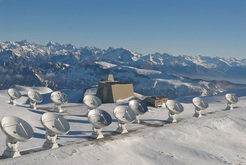 <p>Wissenschaftliche Vision: Diese Fotomontage zeigt alle zwölf 15-Meter-Antennen von NOEMA. Nach ihrer Fertigstellung in einigen Jahren wird die Anlage auf dem Plateau de Bure das leistungsstärkste Radioteleskop der Nordhalbkugel sein. Astronomen wollen damit unter anderem Sterngeburten und die ersten Galaxien nach dem Urknall beobachten.</p>