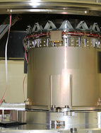 Eins von sieben Flugmodel-Spiegelmodulen für eROSITA in der Thermal-Vakuumkammer zum Thermaltest