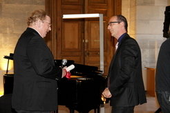 <p>Claude Catala, President des Observatoire de Paris überreicht Reinhard Genzel die Urkunde zur Verleihung des Ehrendoktortitels.</p>