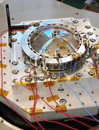 Ingenieurmodell des Linsenadapterrings 2 für das Weltraumteleskop EUCLID auf der Vibrationstestanlage
