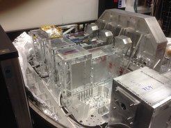 Blick in das GRAVITY-Instrument während dem Bau. Zu sehen sind drei der vier Elemente zur Kopplung der Glasfaserkabel.