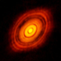 <p>Dieses Bild zeigt die protoplanetare Scheibe um den jungen Stern HL Tauri mit Substrukturen innerhalb der Scheibe, die noch nie zuvor gesehen wurden. Diese zeigen selbst die mögliche Position von Planeten, die sich in den dunklen Stellen des Systems bilden.</p>
