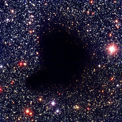 <p>Dieses Bild der Dunkelwolke Barnard 68 ist zusammengesetzt aus Aufnahmen im sichtbaren Licht und im nahen Infrarot. In diesem Wellenlängenbereich ist die kleine Wolke komplett undurchsichtig, da die Staubteilchen in ihrem Inneren das Licht weiter entfernt liegender Sterne verdunkeln.</p>