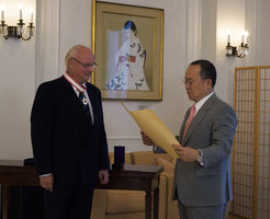 The Japanese ambassador in Berlin presents Prof. Trümper with "Order of the Rising Sun".