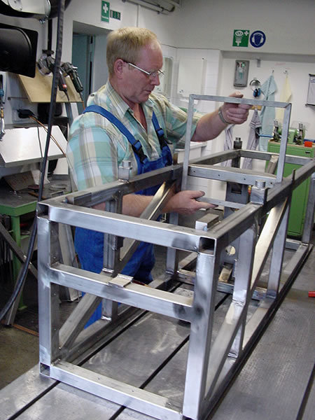 Mounting frame for the ARGO experiment