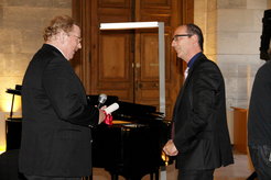 Claude Catala, President of the Observatiore de Paris presents Reinhard Genzel with the certificate for the Doctor Honoris Causa.