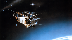 Künstlerische Darstellung des ROSAT-Satelliten im All.