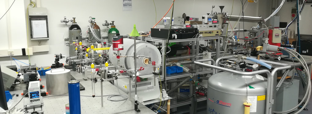 Photo of the experimental layout and accessory equipment.