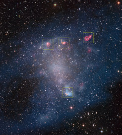 Die Zwerggalaxie NGC 6822, auch Barnard-Galaxie genannt, befindet sich im Sternbild Schütze nur etwa 1,5 Millionen Lichtjahre entfernt und enthält viele Sternentstehungsregionen. Dieses Bild ist zusammengesetzt aus älteren Beobachtungen mit dem Wide Field Imager am 2,2-Meter-MPG/ESO-Teleskop und neuen Daten von ALMA. Die mit ALMA beobachteten Bereiche sind gekennzeichnet.