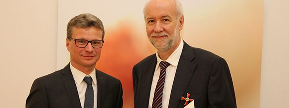 <span>Staatssekretär Sibler (links) verlieh Professor Ralf Bender das Bundesverdienstkreuz</span>