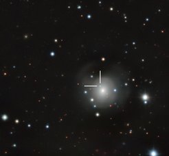 GROND Bild der Galaxie NGC 4993 im Sternbild Hydra, etwa 130 Millionen Lichtjahre von der Erde entfernt, in der die beiden Neutronensterne als sogenannte Kilonova explodierten (markiert durch das Fadenkreuz). Derartige Objekte sind die Hauptquelle für sehr schwere chemische Elemente wie Gold und Platin im Universum.