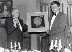 Feier mit Cirrusnebel: Im Jahr 1991 übergibt Joachim Trümper (links) an Forschungsminister Heinz Riesenhuber das Rosat-Bild eines Supernova-Überrests im Sternbild Schwan.