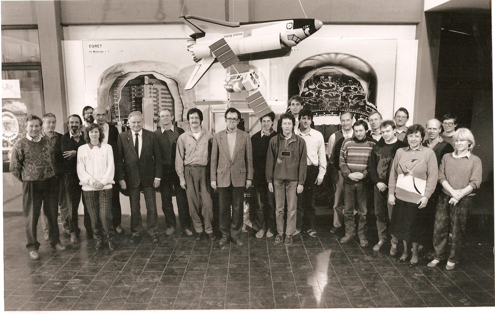 <strong>Gammaastronomie-Gruppe</strong> <strong>im März 1991</strong><br />Im Hintergrund sind die 1:1 Abbildungen der beiden grossen Gamma-Teleskope EGRET und COMPTEL zu sehen die auf dem Satelliten Compton Gamma Ray Observatory der NASA von 1991 bis 2000 im Einsatz waren.<br />Gruppenmitglieder v.l.n.r: <br />H. Mayer-Hasselwander, D. Antrak, M. Sommer, H.-D. Radecke, C. v. Montigny, H. Rothermel, K. Pinkau, G. Kanbach, G. Yousefi, <br />V. Schönfelder, G. Rank, M. Varendorf, F. Rother, R. Much, H. Steinle, W. Collmar, G. Lichti, J. Knödlseder, T. van Sant, <br />D. Rehm, R. Diehl, A. Strong, H. Haber