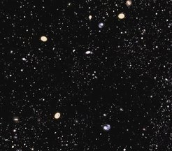 <p>Standbild aus einer 3D-Animation der SDSS-III-Galaxien im DR9. (Das entsprechenden Video finden Sie bei der SDSS Pressemeldung - Link siehe rechte Spalte.) Die Galaxien sind in Haufen und Filamenten konzentriert; dazwischen befinden sich Leerräume. SDSS-III untersucht diese Strukturen um mehr über die „dunkle Energie“ und die Verteilung der „dunklen Materie“ im Universum zu erfahren.</p>