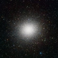 B) VST-Bild des großen Sternhaufens Omega Centauri: Auf diesem VST-Bild ist der Kugelsternhaufen Omega Centauri im Sternbild Stier zu sehen. Dies ist der größte Kugelsternhaufen am Himmel, aber das sehr weite Sichtfeld des VST und die leistungsstarke OmegaCAM-Kamera können sogar die schwachen Außenbereiche dieses beeindruckenden Objekts erfassen. Diese Aufnahme umfasst etwa 300 000 Sterne.