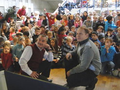 Zwei Kosmonauten beim Besuch einer Garchinger Grundschule
