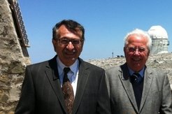 Ioannis Papamastorakis (l.), der ehemalige Leiter der Skinakas-Sternwarte, und der frühere MPE-Direktor Gerhard Haerendel (r.), der auch eine Zeitlang Co-Direktor der Sternwarte war, bei der 25-Jahr-Feier. Im Hintergrund die Kuppel des 1,3m-Teleskops.