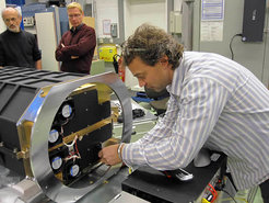 Integration der IBP in den Experiment-Kontainer, der auf der ISS zum Einsatz kommt.