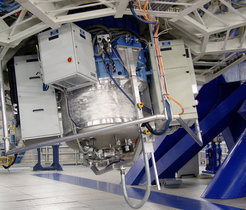 SINFONI im Cassegrain-Brennpunkt des VLT Yepun-Teleskops. SINFONI besteht aus zwei Teilen: dem feldabbildenden Nahinfrarotspektrometer SPIFFI und einem Modul für die Adaptive Optik.