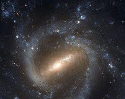 Abbildung 1: Die Galaxie NGC 1073 ist eine Spiralgalaxie mit einer balkenförmigen Verdickung in der Mitte. Könnten wir unsere Milchstraße "von oben" sehen, könnte sie so ähnlich aussehen.