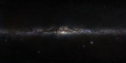 Abbildung 2: Dieses 360-Grad-Panorama-Bild von der gesamten südlichen und nördlichen Himmelskugel zeigt die Scheibe der Milchstraße, in der das Licht der Sterne hinter absorbierenden Staubwolken verborgen ist.