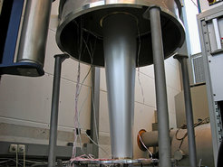 1 von 7 Kontaminations-Schildern des Instruments eROSITA in der Thermal-Vakuumkammer II