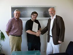 1.8.2012: Für seine guten Leistungen während der Berufsausbildung wurde Herr Dennis Cziasto mit dem "Azubi-Preis der Max-Planck-Gesellschaft" ausgezeichnet. Prof. Bender übergibt die Urkunde. (links: R. Mayr, Ausbildungsleiter)