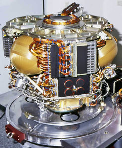 Karussell
Drehmechanismus zum Positionieren von 3 Detektoren im Focus des Spiegelsystems.Außenmaße: Ø 0,96 x 0,8 m,Gewicht: 259 kg;Mechanismen:Kabeldrehdurchführung,Positioniermechanismus mit redundantem Antrieb und Gelenkhebeleinheit,Potentiometereinheit zur Feststellung der Lage,Vakuumdrehdurchführung;Instrumentierung:3 Detektoren mit Elektronik,3 Gastanks mit Verrohrung und VentilenPostitioniergenauigkeit:± 0,001 mm