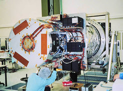 Fokalinstrumentierung
montiert im TeleskopAussenmaße: 1,4 x 1,25 x 0,9 m,Gesamtgewicht: 342 kg;Mechanismen:Karusell-Positioniermechanismus mit redundantem Antrieb, Kabeldrehdurchführung,2 Filterräder
