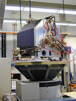 Die ROSETTA Landeeinheit mit den Ankerharpunen auf der Vibrationstestanlage.