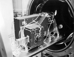 Das Experiment COSIMA mit applizierten Temperatursensoren in der Thermalvakuumkammer. Hier werden bestimmte Funktionen des Instruments unter ähnlichen Umgebungsbedingungen bezüglich Druck und Temperatur, wie sie später im Orbit herrschen, getestet. Die Temperaturverteilung und Temperaturgradienten an den Messstellen werden während mehrerer Temperaturzyklen ermittelt.