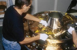 Anbringen der Mehrschichten-Superisolation (MLI) im Kunststofflabor