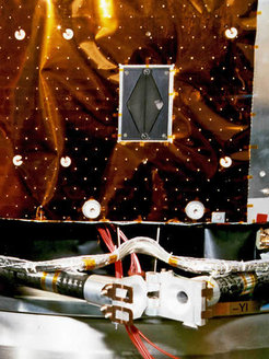 Mit einem Dreischlitzsonnensensor wird die Lage des Satelliten zur Sonne vermessen