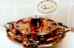 Die Magnetometer sind an zwei je 1,8 m langen Masten aus Kohlefaser befestigt, die durch die Zentrifugalkraft radial ausgeklappt werden.