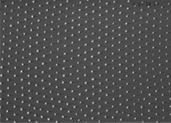 Ansicht eines zweidimensionalen Plasmakristalls im MPE-Labor. Durch elektrische Wechselwirkung bilden die geladenen Mikroteilchen im Plasma regelmäßige Strukturen, wie das hier abgebildete Gitter.