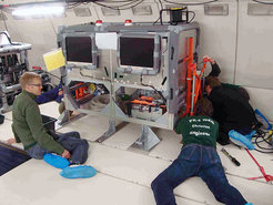 17.10.2010: Das Rack wird ins Flugzeug eingebaut