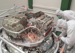Dieses Bild wurde im Juli 2007 in der Astrium-Anlage in Friedrichshafen bei der Integration der drei Instrumente in der Fokalebene von Herschel aufgenommen - HIFI (vorne rechts), PACS (vorne links) und SPIRE (hinten).