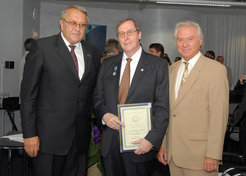 In 2007, Prof. Gregor Morfill (centre) received the Ziolkowsky Medal of the Russian space agency represented by Prof. Vladimir Fortov (left). On the right, Dr. Ludwig Baumgarten (rechts), head of the German space agency DLR.