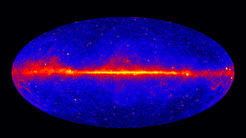 Dieses Bild zeigt den gesamten Himmel bei Energien oberhalb von 1 GeV basierend auf Daten, die im Laufe von fünf Jahren mit dem LAT-Instrument an Bord von Fermi gesammelt wurden. Hellere Farben zeigen hellere Gamma-Quellen.