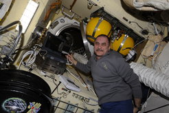 Kosmonaut Pavel Vinogradov bediente im Juni 2013 den Kontrollcomputer des PK-3 Plus Labors auf der ISS. Vorne links ist der Container zu sehen, in dem das Labor untergebracht war.