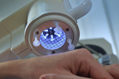 Die Technologie zur Erzeugung kalter Plasmen wird inzwischen auch für medizinische Zwecke verwendet. In der weltweit ersten klinischen Studie hierzu konnten die beteiligten Wissenschaftler und Ärzte nachweisen, dass das Plasma nicht nur keimtötende sondern auch wundheilende Wirkungen besitzt.