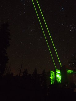ARGOS schickt die ersten Laserstrahlen in den Himmel über Arizona. Die starken grünen, gepulsten Laser erzeugen künstliche Leitsterne für die adaptive Optik.