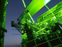 Blick aus dem Inneren des LBT, als die ARGOS-Laser in Betrieb sind.